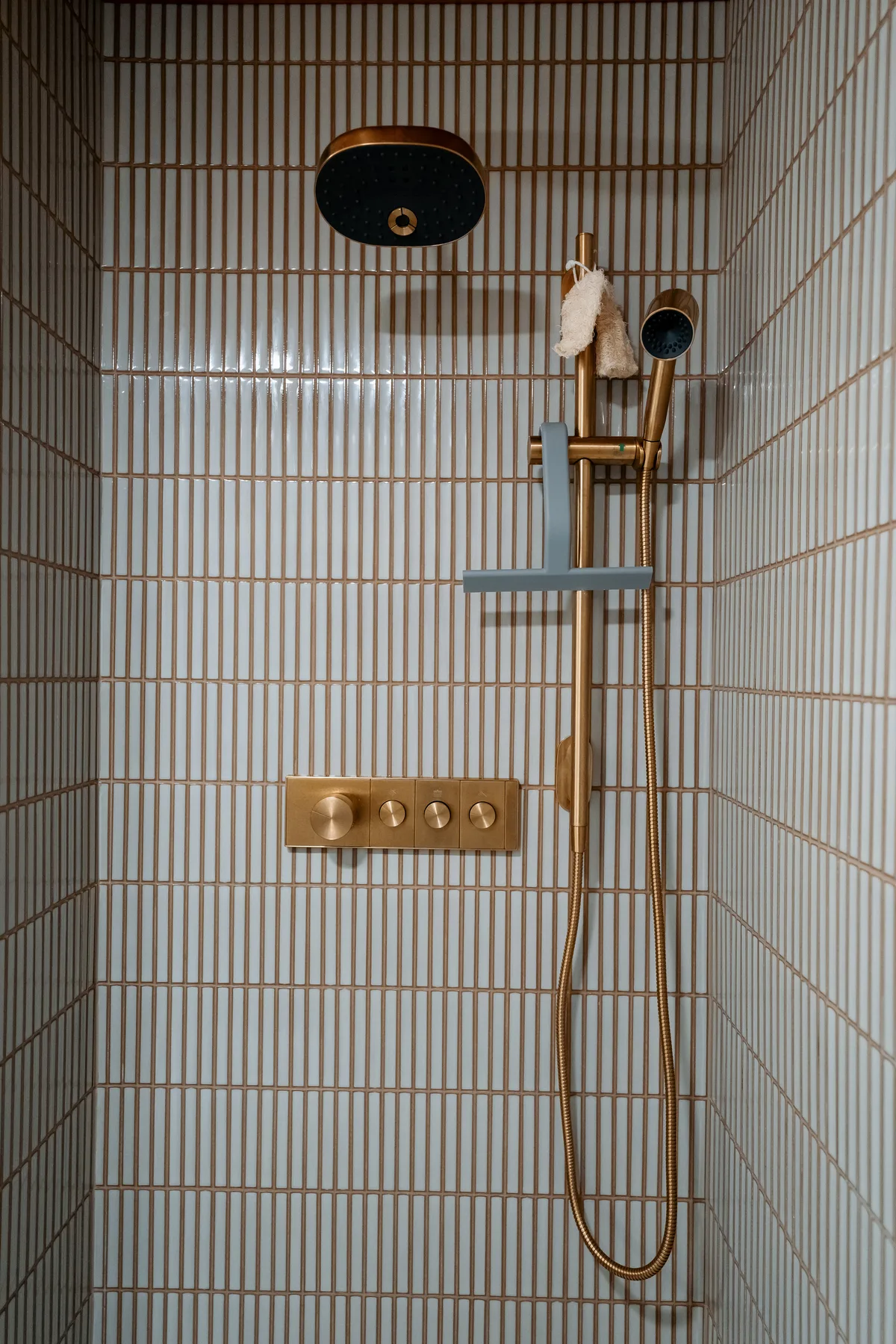 Brass rain head, handheld on a slide bar and thermostatic valve in the tiled shower